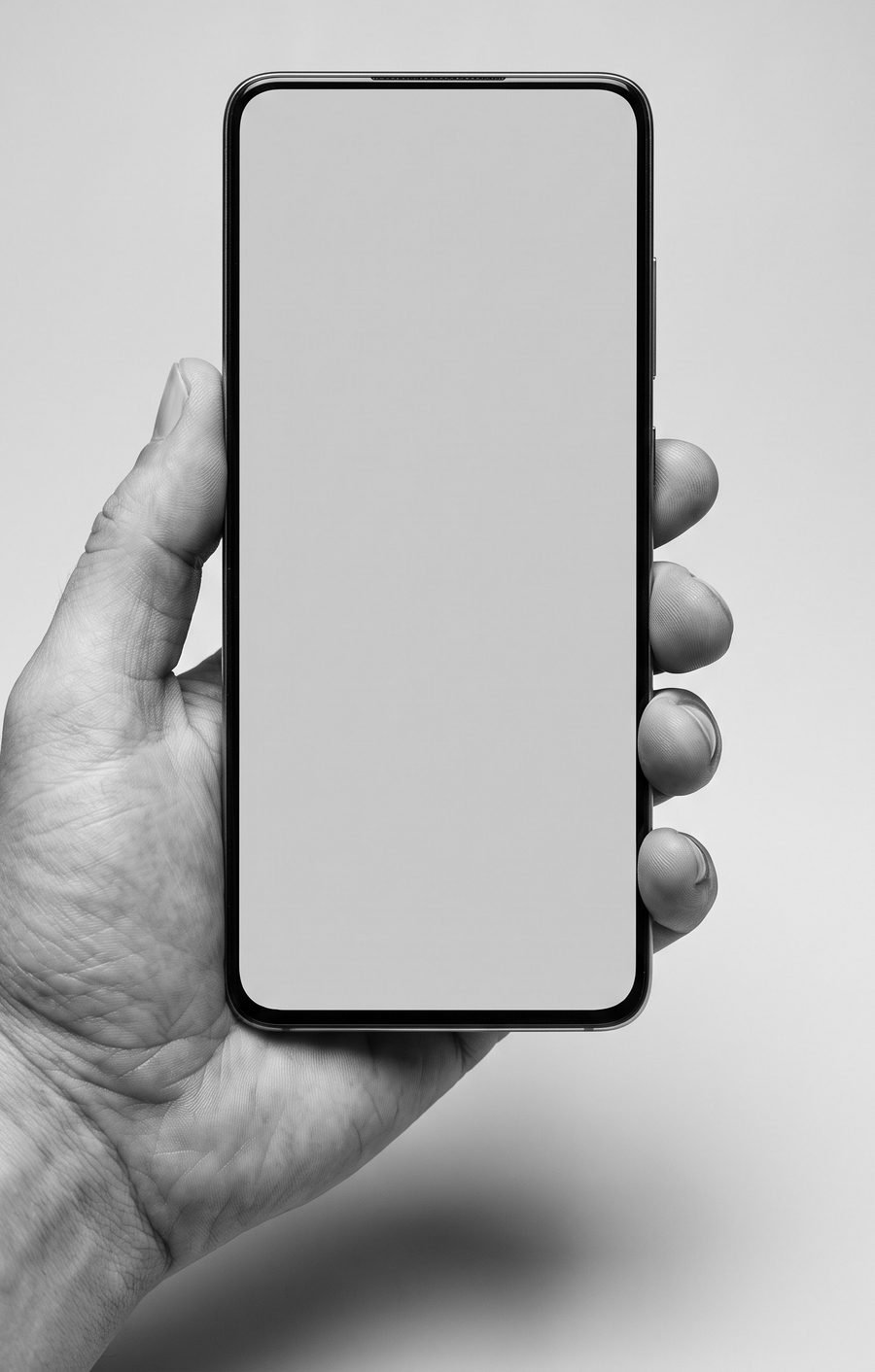 Hand hält ein Smartphone, auf dem die neue Website von Sanitär Brandt läuft